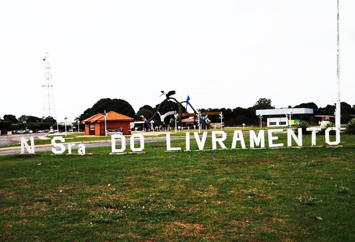 Livramento prevê gastar R$ 855 mil só com buffet e decoração de baile de debutantes