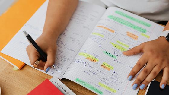 Justiça manda faculdade pagar R$ 5 mil por cobrança indevida a estudante de MT