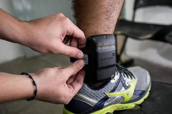 Justiça manda investigador voltar a usar tornozeleira sob risco de prisão