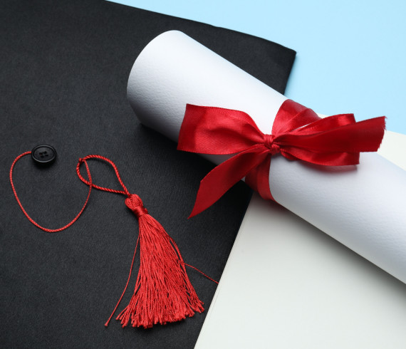 Justiça mantém faculdades fechadas em caso de diplomas falsos