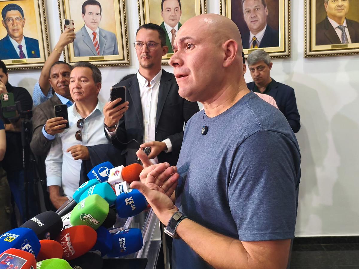 Abilio quer usar presos para apagar símbolos de facções dos muros de casas em Cuiabá