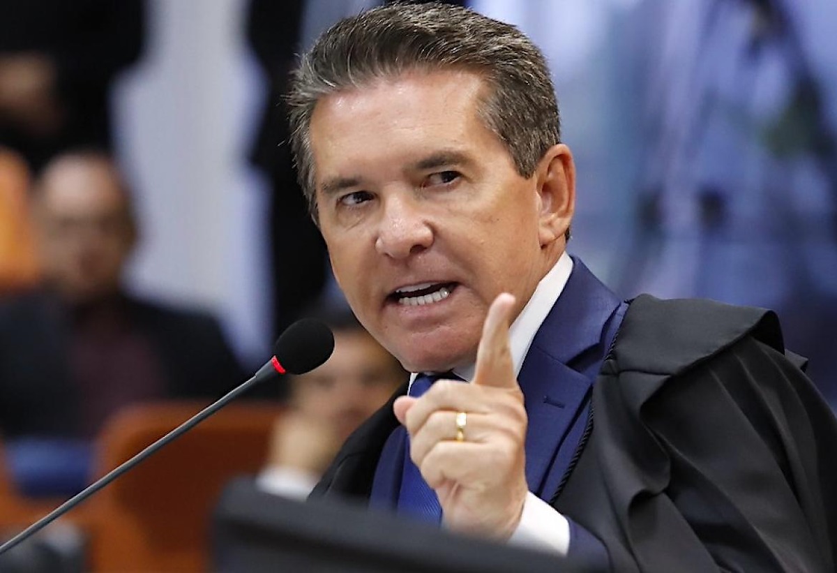 TCE demite servidora por postagens em redes sociais em Cuiabá, MT