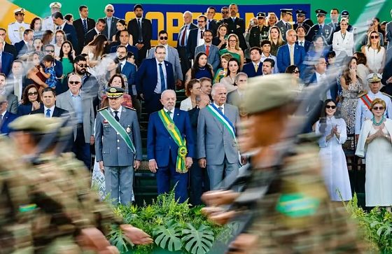 Chefes dos Três Poderes participam de desfile de 7 de Setembro em Brasília