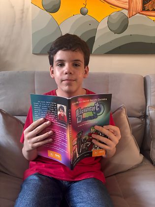 José Murilo humaniza elementos químicos em obra apresentada na Bienal de São Paulo
