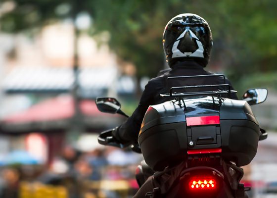 É motoboy ou mototaxista? Curso e 2 anos de CNH voltam a ser obrigatórios