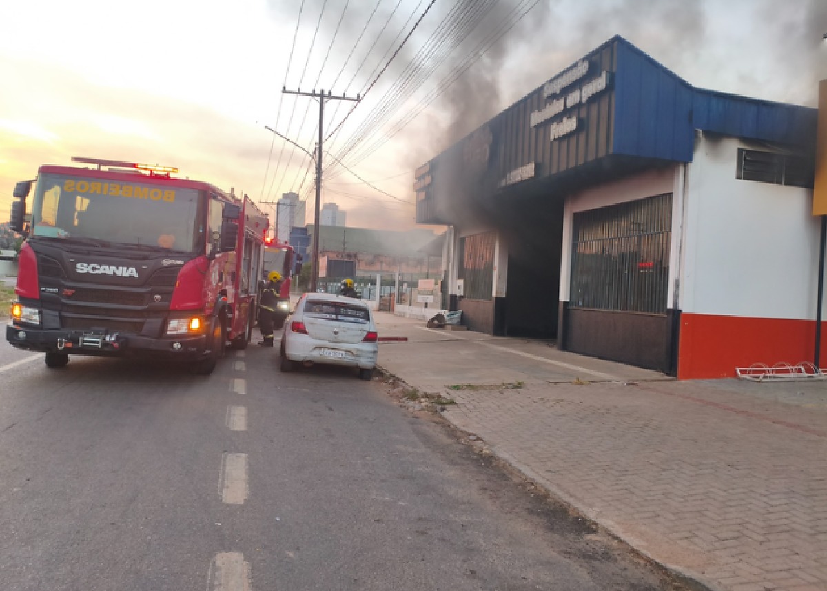 Incêndio atinge oficina mecânica em Sinop, Mato Grosso