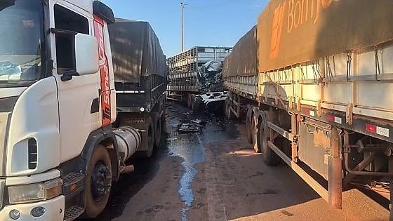 Motorista morre em engavetamento com quatro carretas na BR-163