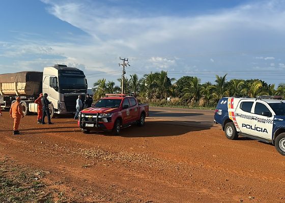 Colisão entre carro e caminhão deixa três feridos em Campo Verde