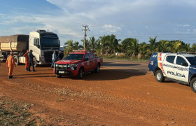 Colisão entre carro e caminhão deixa três feridos em Campo Verde