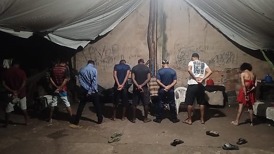 Mulher é levada à delegacia após ser flagrada com drogas em VG