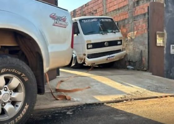 Homem morre após ficar prensado entre caminhão e muro da própria casa