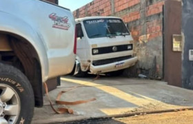 Homem morre após ficar prensado entre caminhão e muro da própria casa