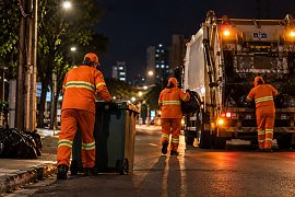 Garis de Cuiabá trabalham à noite há mais de um mês para escapar do calor