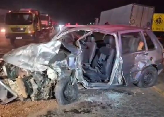 Motorista fica preso às ferragens após bater de frente com carreta em VG