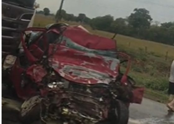 Colisão frontal entre carro e carreta deixa dois mortos na BR-364