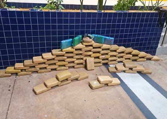 PF prende homem com quase 80 kg de skunk e haxixe escondidos em caminhonete