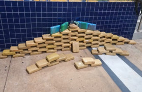 PF prende homem com quase 80 kg de skunk e haxixe escondidos em caminhonete