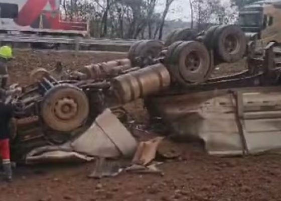 Motorista morre após carreta sair da pista e capotar na BR-364