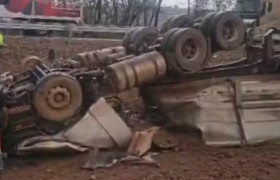 Motorista morre após carreta sair da pista e capotar na BR-364
