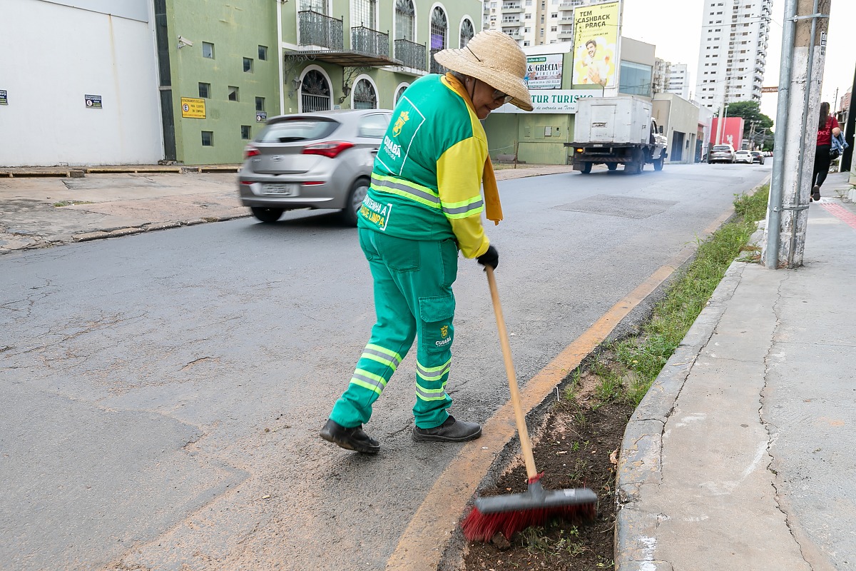 Prefeitura de Cuiabá mobiliza 210 garis para limpeza em zonas eleitorais