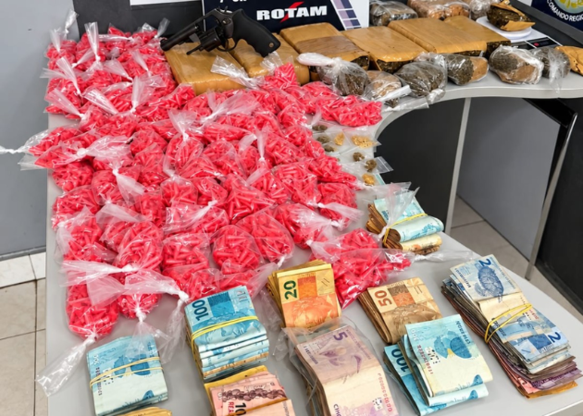 Polícia prende homem e apreende adolescente com drogas e dinheiro em Cuiabá