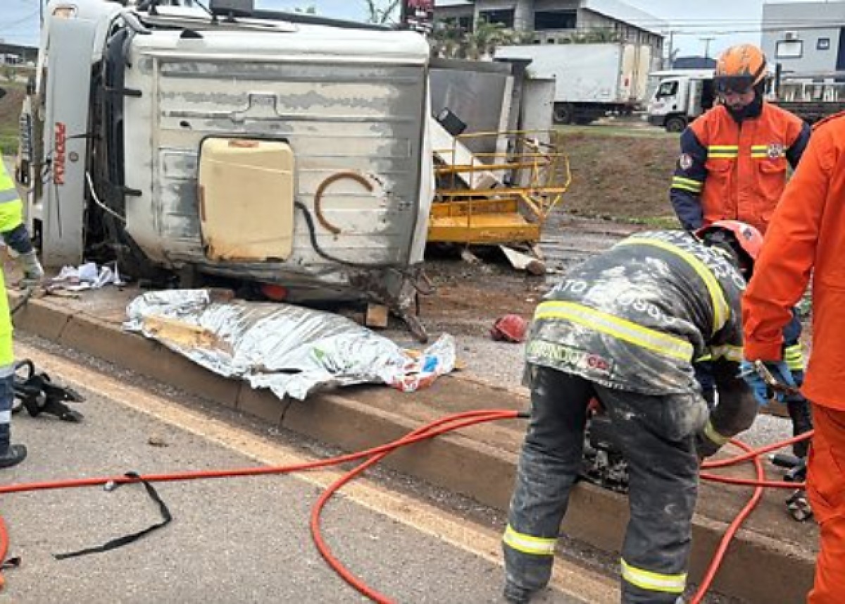 Tombamento de veículo de carga deixa morto na BR-163 em Sorriso, MT