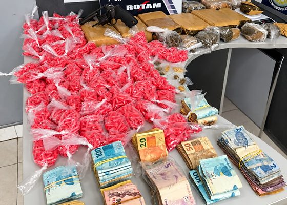Homem é preso e adolescente apreendida com drogas, arma e R$ 28 mil em Cuiabá