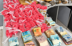 Homem é preso e adolescente apreendida com drogas, arma e R$ 28 mil em Cuiabá