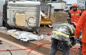 Homem morre após veículo de carga tombar na BR-163, em Sorriso