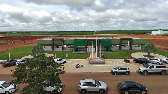 Após alerta fiscal, prefeitura suspende benefícios e restringe horas extras