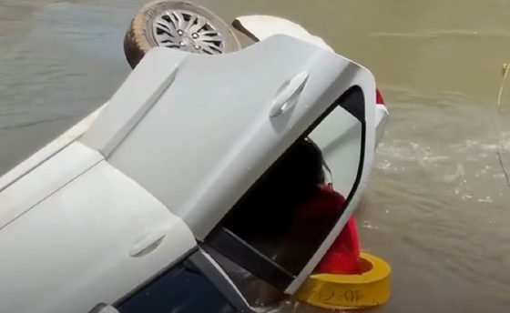 Criança é retirada de carro após veículo cair em rio de Sorriso