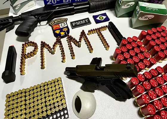 PM apreende armas e 333 munições após denúncia de violência doméstica