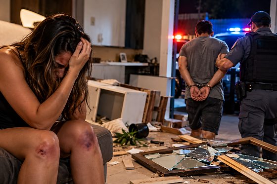 Homem é preso suspeito de agredir companheira com socos e chutes em Juína
