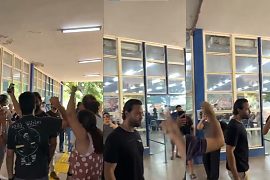 “Recua, fascista”: estudantes cercam Ulysses Moraes após tentativa de retirar cartaz
