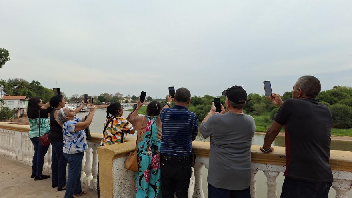 Idosos aprendem uso de smartphones e prevenção de golpes em Cuiabá e MT