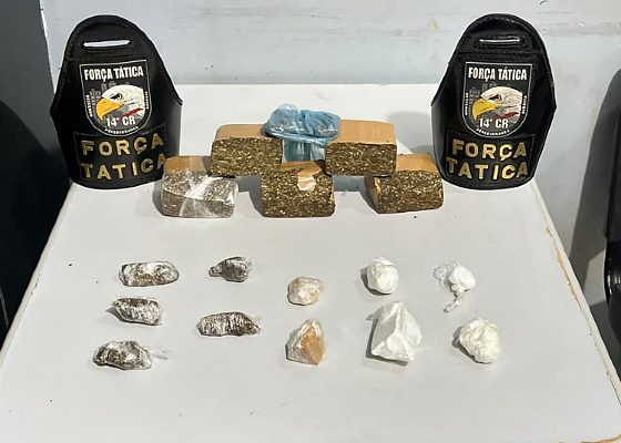 Jovem tenta fugir de bicicleta, mas é preso com maconha e cocaína