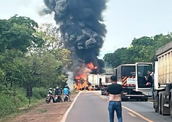 Acidente entre veículos de carga causa incêndio e interditam a BR-364 em MT