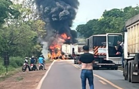 Acidente entre veículos de carga causa incêndio e interditam a BR-364 em MT
