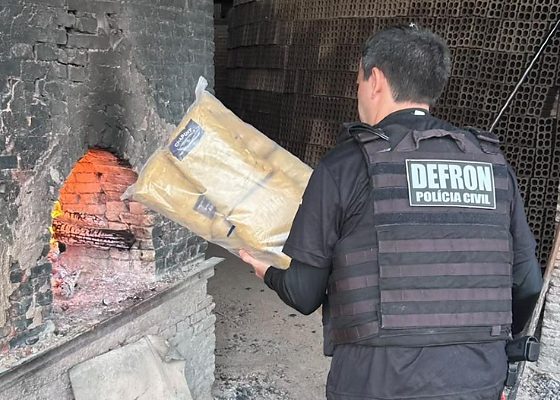 Polícia incinera uma tonelada de drogas apreendidas na fronteira em Cáceres