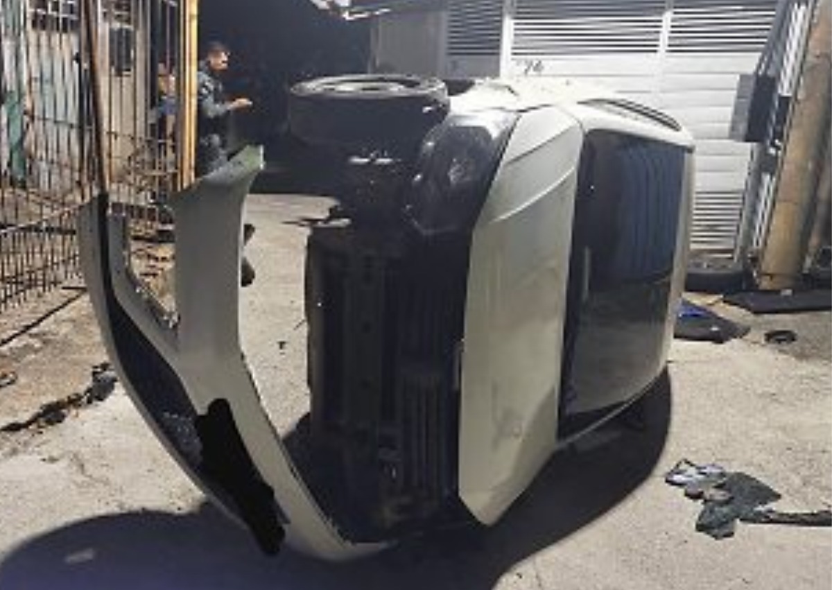 Motorista capota carro após fugir de abordagem policial em Cuiabá