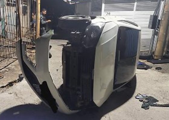 Motorista foge de abordagem, atinge moto e capota carro em bairro de Cuiabá