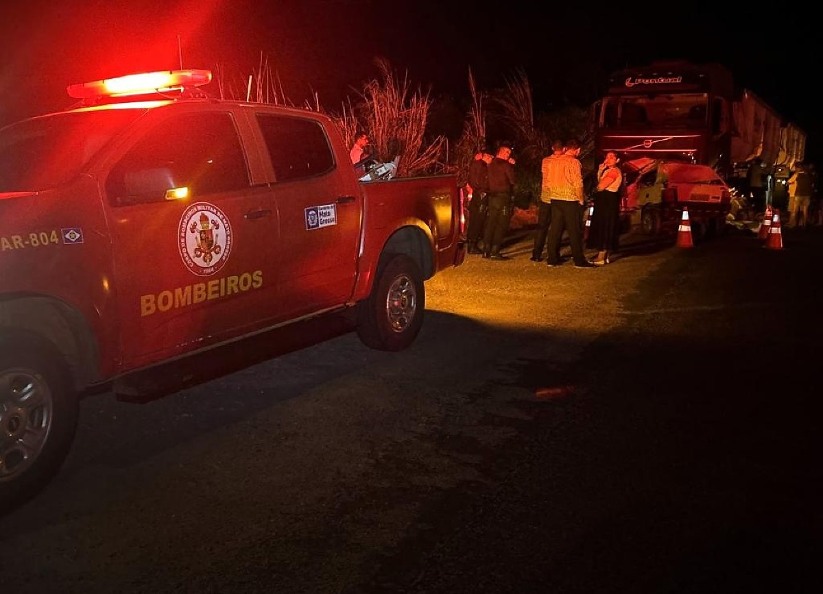 Acidente entre carro e caminhão mata cinco pessoas em Nova Brasilândia, MT