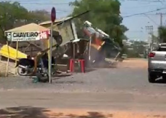 Caminhão derruba fiação e deixa moradores sem energia em Cuiabá