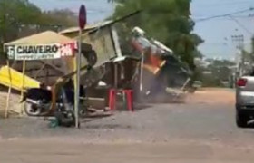 Caminhão derruba fiação e deixa moradores sem energia em Cuiabá