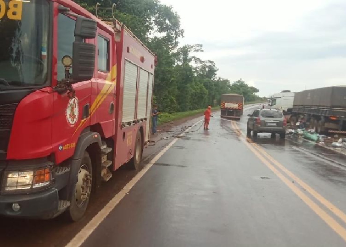 Acidente entre van e caminhão deixa dois feridos em Confresa, MT