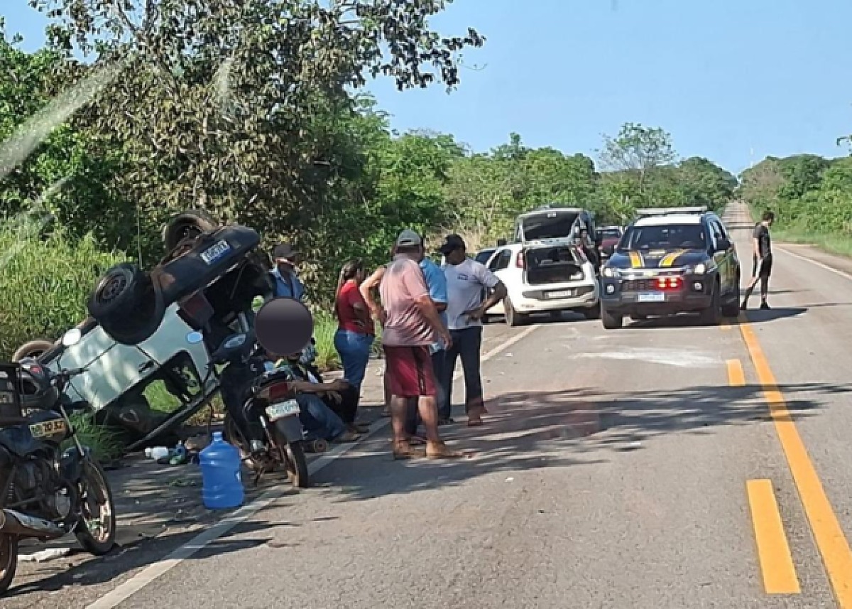 Homem sofre grave acidente e capota carro na BR-070 em Cáceres, MT