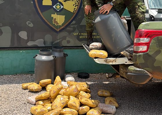 Gefron apreende 73 kg de skunk escondidos em tambores de leite em MT