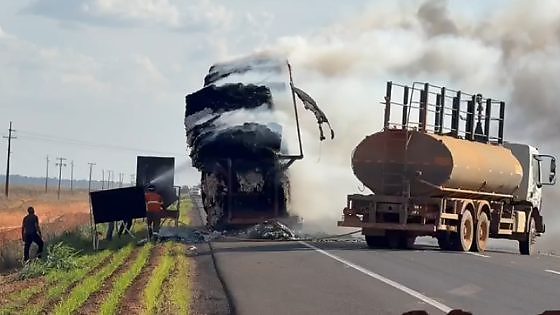Carga de algodão pega fogo após contato com fio de alta tensão na BR-163
