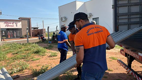 Chuvas com vendavais destelham casas e derrubam árvores em três cidades de MT