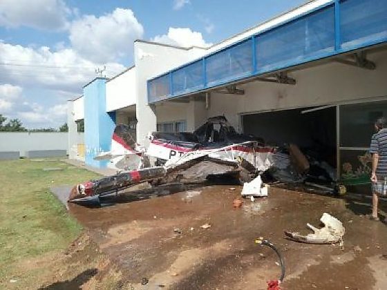 Avião agrícola cai sobre creche